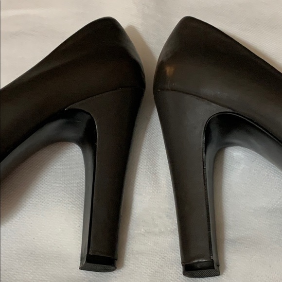 Like new dark grey Nine West heels. - Picture 5 of 6